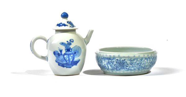 A SMALL CHINESE BLUE AND WHITE WINE OR TEAPOT AND COVER