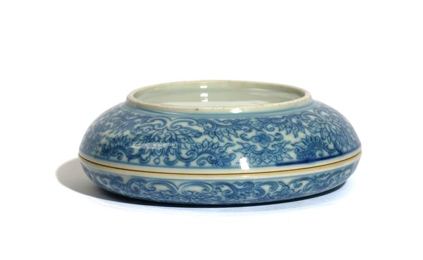 A CHINESE BLUE AND WHITE CIRCULAR COSMETIC BOX AND COVER