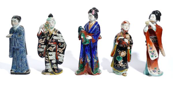 A GROUP OF FIVE JAPANESE PORCELAIN FIGURES (5)