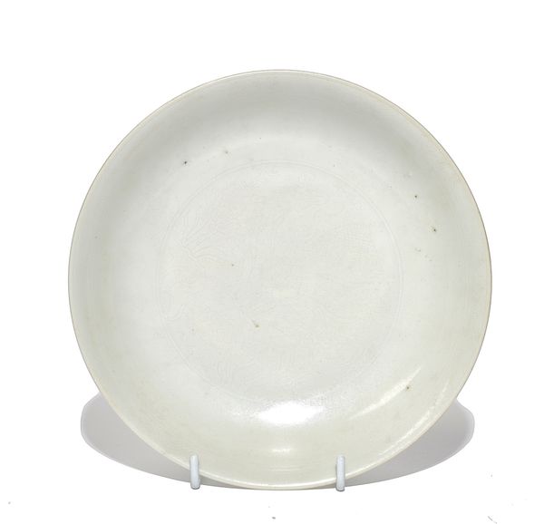 A CHINESE WHITE-GLAZED ANHUA-DECORATED SAUCER DISH