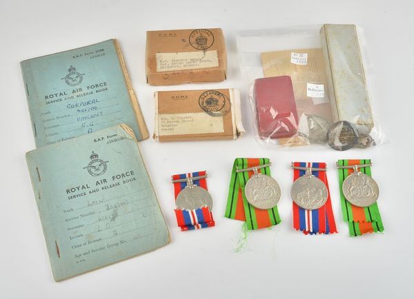 A GROUP OF FIRST AND SECOND WORLD WAR PERIOD ITEMS (13)