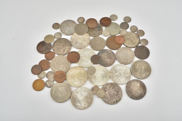 A COLLECTION OF BRITISH AND FOREIGN COINS (QTY)