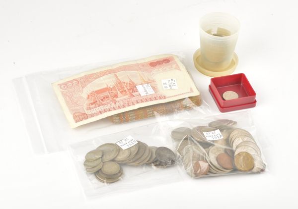 A GROUP OF BRITISH AND FOREIGN COINS AND BANKNOTES (QTY)