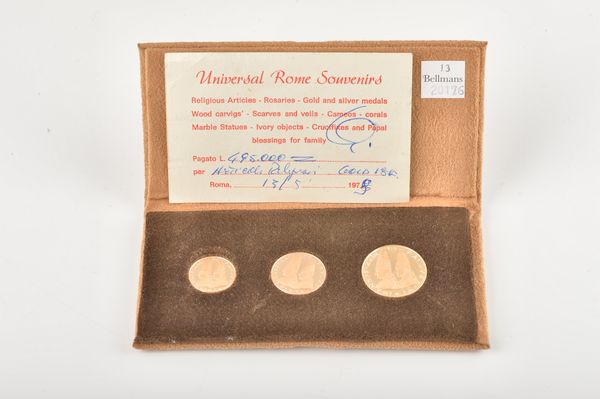 A SET OF THREE ITALIAN 18CT GOLD GRADUATED MEDALLIONS (3)