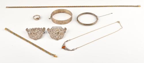 A SILVER WAIST BELT BUCKLE AND SIX ITEMS OF MOSTLY SILVER JEWELLERY (7)