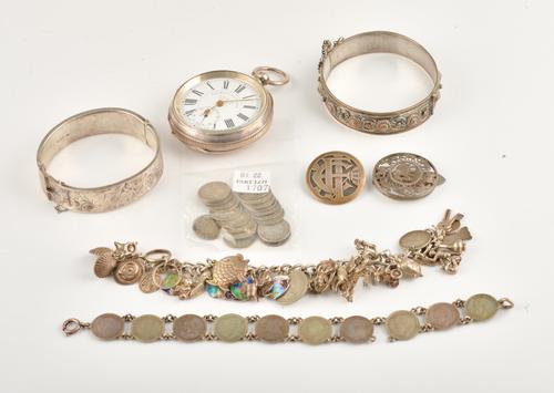 A SILVER CASED POCKET WATCH, A GROUP OF JEWELLERY AND COINS (QTY)