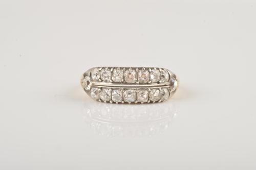 A GOLD AND SILVER SET DIAMOND RING