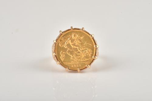 A 9CT GOLD RING MOUNTED WITH A HALF SOVEREIGN