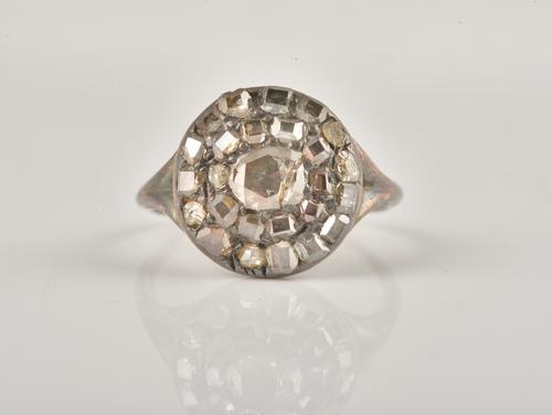 A DIAMOND OVAL CLUSTER RING