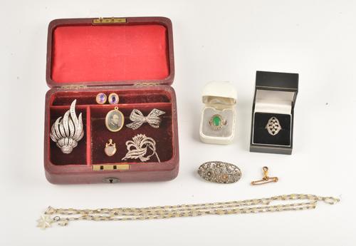 A PAIR OF 9CT GOLD AND AMETHYST EARCLIPS AND TEN FURTHER ITEMS OF JEWELLERY (12)