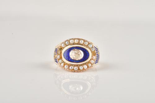 A GOLD, DIAMOND AND HALF PEARL SET AND ENAMELLED MOURNING RING
