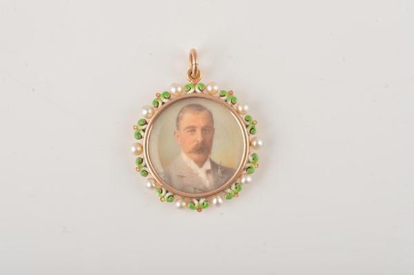 A GOLD, SEED PEARL AND ENAMELLED PENDANT