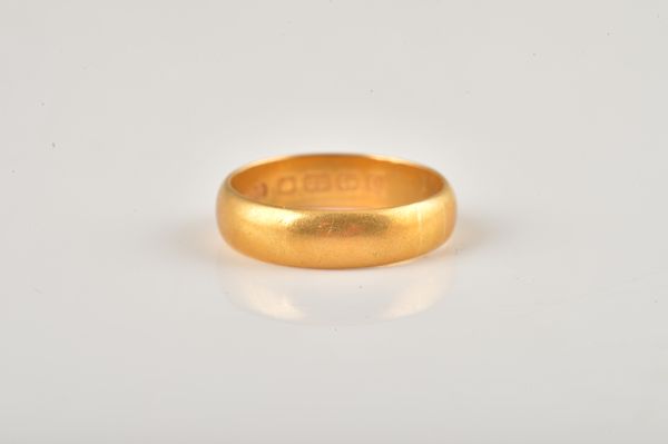 A 22CT GOLD WIDE BAND WEDDING RING