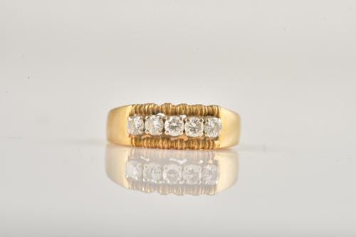 AN 18CT GOLD AND DIAMOND RING
