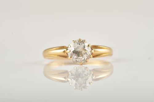 AN 18CT GOLD AND DIAMOND SINGLE STONE RING