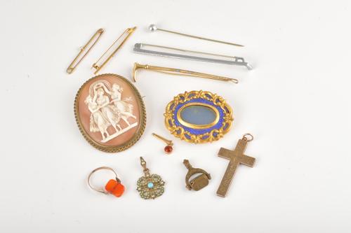 A VICTORIAN GILT METAL & BLUE ENAMEL BROOCH AND 11 FURTHER ITEMS (12)