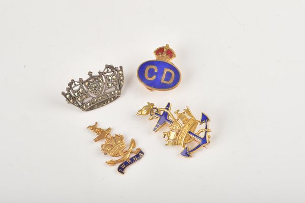 A GOLD AND ENAMELLED NAVAL WREN'S BROOCH AND THREE FURTHER ITEMS (4)