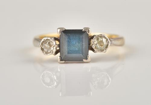 A GOLD, SAPPHIRE AND DIAMOND THREE STONE RING
