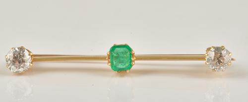 A GOLD, EMERALD AND DIAMOND THREE STONE BAR BROOCH