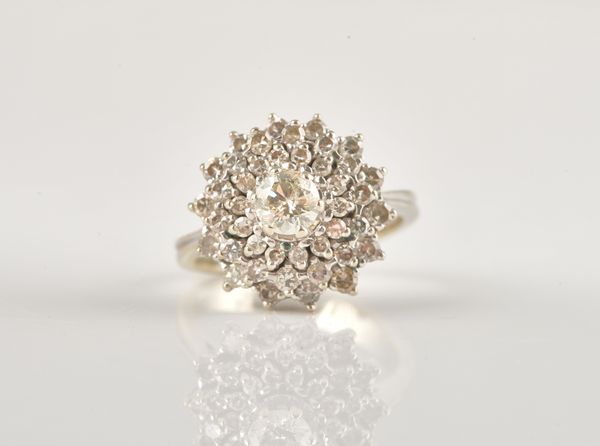 AN 18CT WHITE GOLD DIAMOND CLUSTER RING