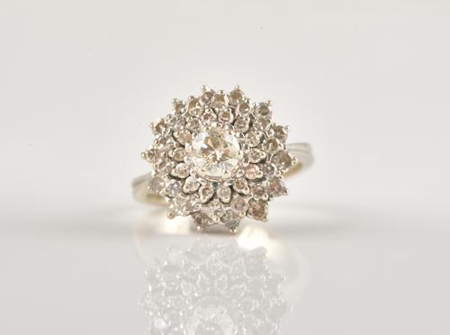 AN 18CT WHITE GOLD DIAMOND CLUSTER RING