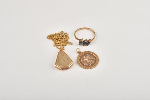 A 9CT GOLD AND SAPPHIRE THREE STONE RING AND TWO FURTHER ITEMS (3)