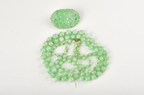 A  SINGLE-ROW GRADUATED JADE BEAD NECKLACE AND A BROOCH (2)