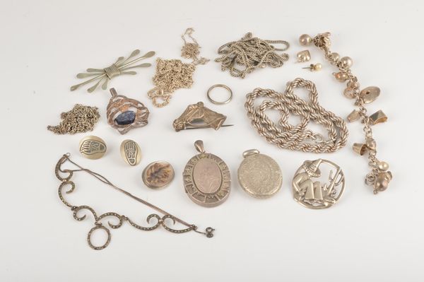 A GROUP OF MOSTLY SILVER JEWELLERY (QTY)