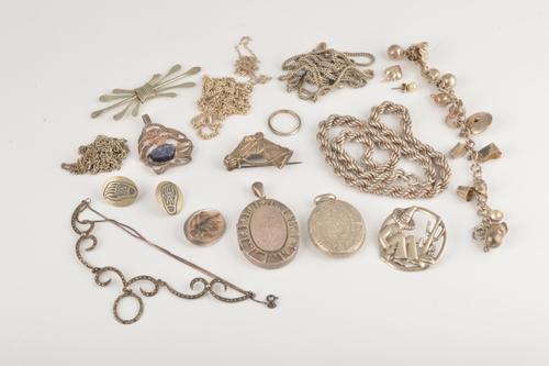 A GROUP OF MOSTLY SILVER JEWELLERY (QTY)