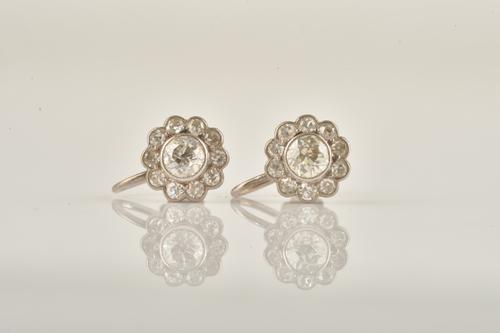 A PAIR OF WHITE GOLD AND DIAMOND CLUSTER EARRINGS (2)