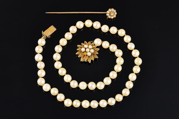 A GOLD, DIAMOND AND SEED PEARL STICK PIN AND A CULTURED PEARL NECKLACE (2)