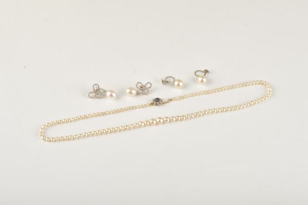 A CULTURED PEARL NECKLACE AND TWO PAIRS OF EARRINGS (5)