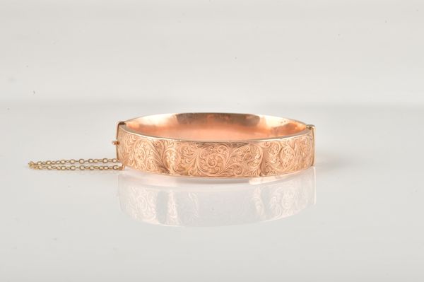 A 9CT GOLD OVAL HINGED BANGLE