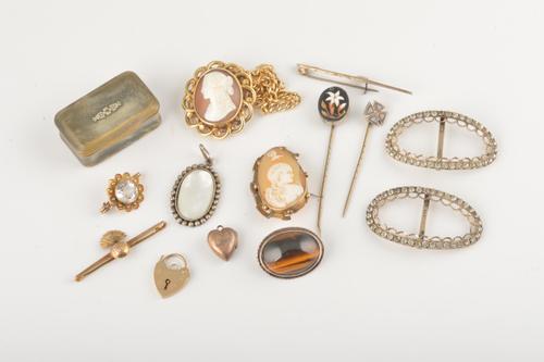 A GROUP OF MOSTLY JEWELLERY (15)