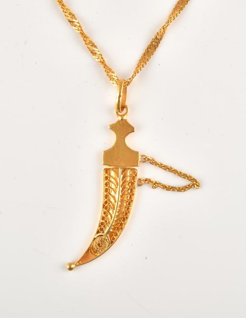 A GOLD PENDANT WITH A GOLD NECKCHAIN (2)