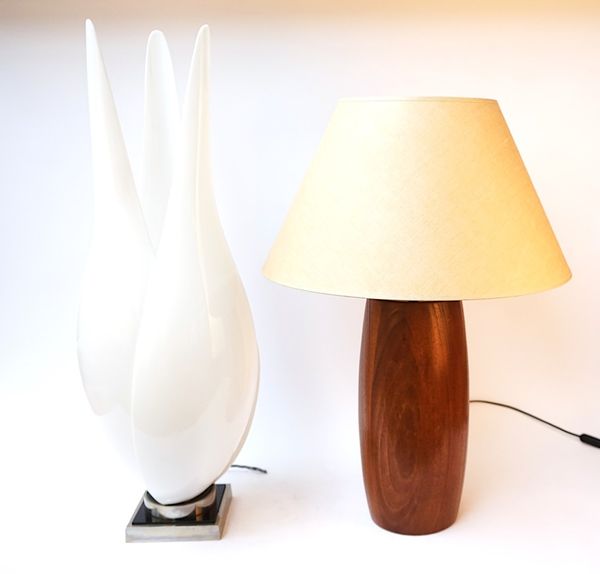 ROGER ROUGIER; AN ACRYLIC AND CHROME PLATED PETAL TABLE LAMP (2)