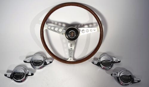 FOUR VINTAGE CHROME JAGUAR SPINNER CAPS AND A 1960’S LES LESTON WALNUT AND ALUMINIUM STEERING WHEEL (5)