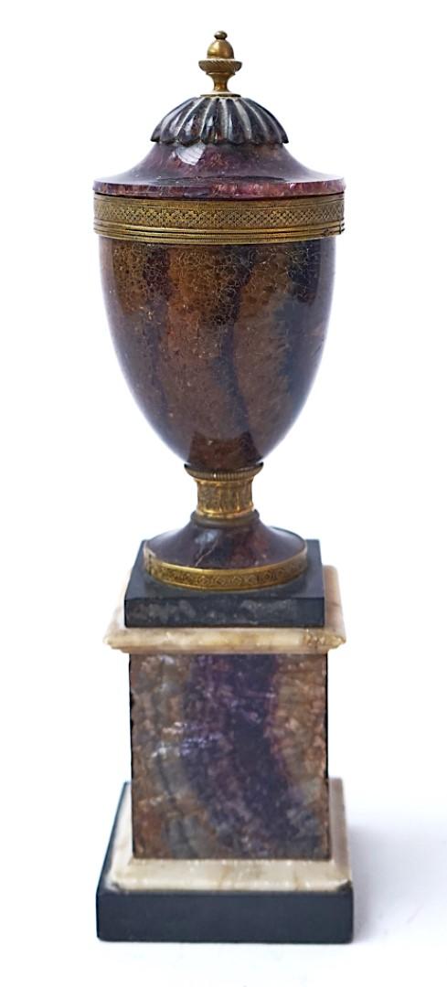 A REGENCY DERBYSHIRE BLUE JOHN ORNAMENTAL URN