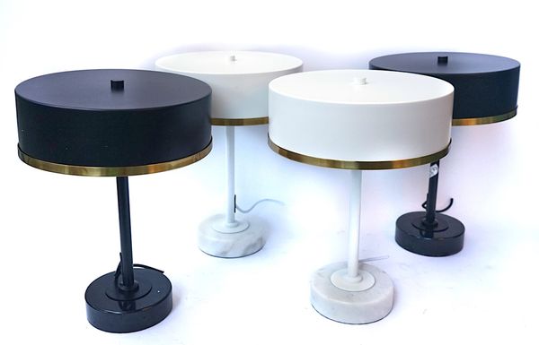 A SET OF FOUR WHITE AND BRASS FINISHED TABLE LAMPS (4)