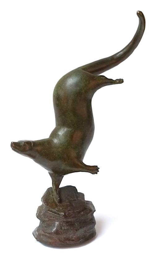 IAN G. BRENNAN (BRITISH b.1950), BRONZE OTTER