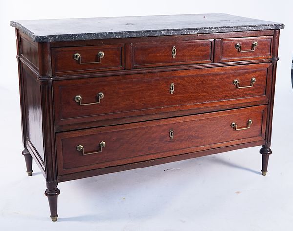 AN EARLY 19TH CENTURY FRENCH MARBLE TOPPED MAHOGANY COMMODE