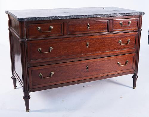 AN EARLY 19TH CENTURY FRENCH MARBLE TOPPED MAHOGANY COMMODE
