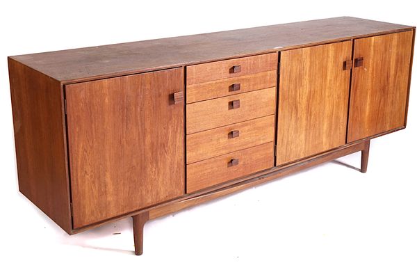 IB KOFOD-LARSEN FOR G PLAN; A MID-20TH CENTURY DESIGN TEAK SIDEBOARD WITH AN ARRANGEMENT OF FIVE DRAWERS FLANKED BY CUPBOARDS