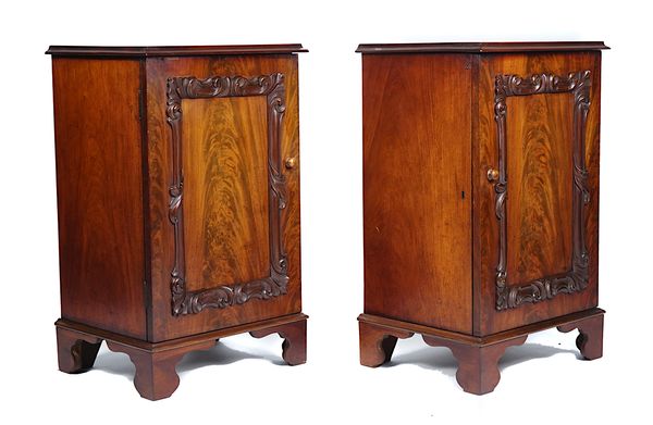 A PAIR OF MAHOGANY SINGLE DOOR BEDSIDE TABLES, 19TH CENTURY AND LATER (2)