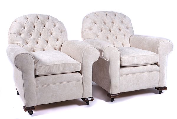 A PAIR OF EARLY 20TH CENTURY BUTTON BACK EASY ARMCHAIRS (2)