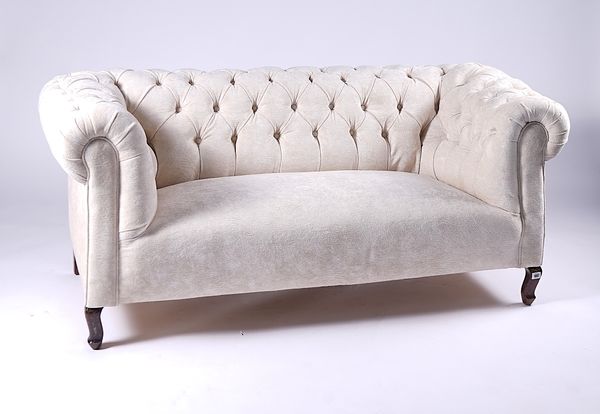 AN EARLY 20TH CENTURY BUTTON BACK CHESTERFIELD SOFA