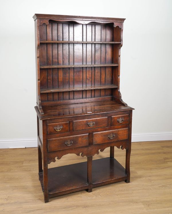 AN 18TH CENTURY STYLE SMALL OAK POTBOARD DRESSER WITH ENCLOSED PLATE RACK