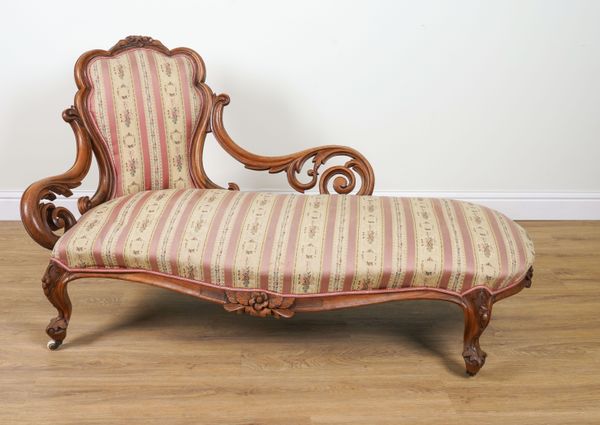 A VICTORIAN CARVED WALNUT FRAMED CHAIR BACK CHAISE LONGUE