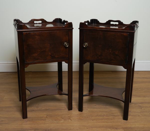 A NEAR PAIR OF GEORGE III MAHOGANY TRAY TOP NIGHT STANDS (2)