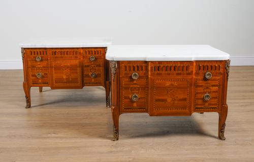 A PAIR OF LOUIS XVI STYLE GILT METAL MOUNTED MARQUETRY INLAID WALNUT AND KINGWOOD MARBLE TOP PETITE COMMODES (2)